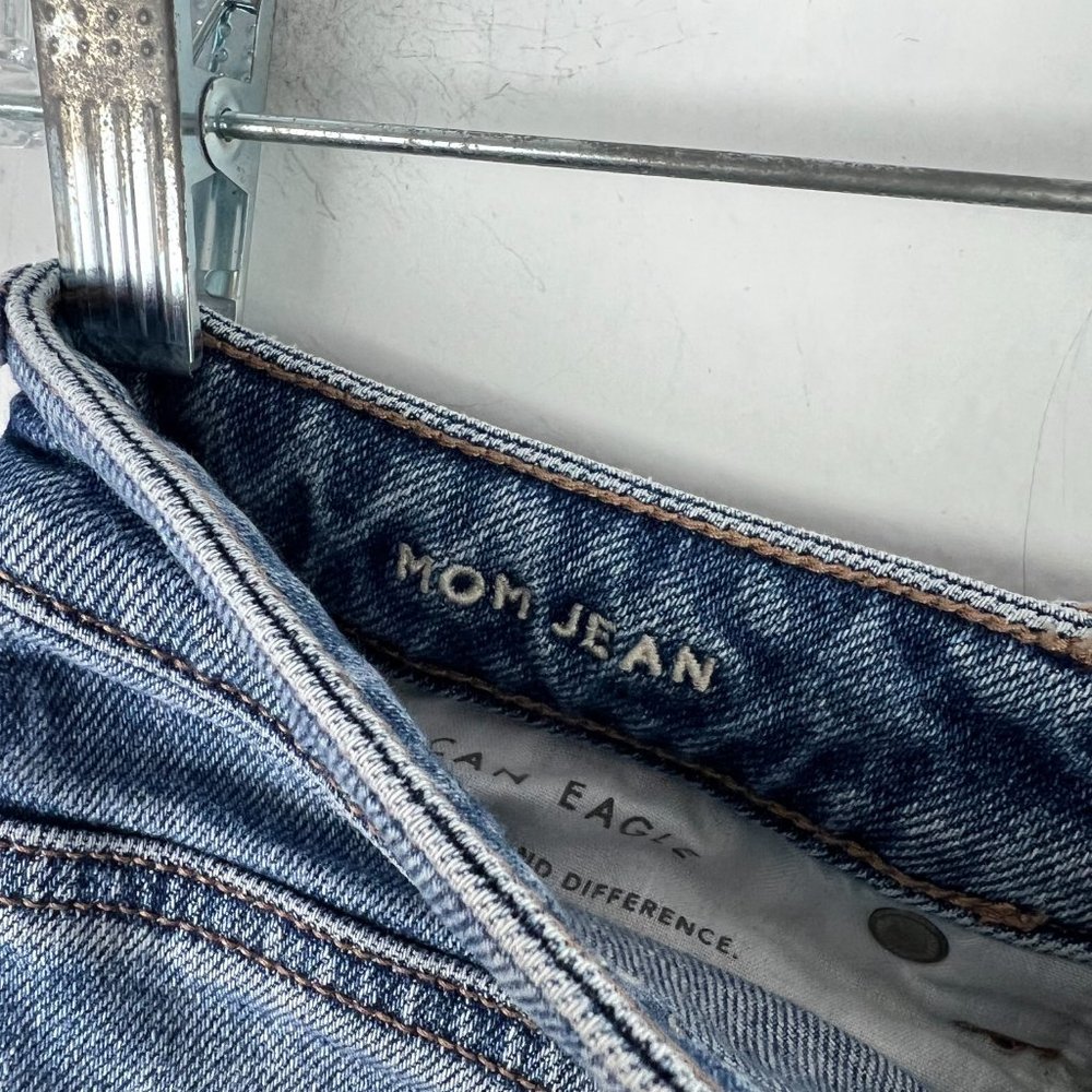 American Eagle Distressed Stretch Mom Jean Ankle Length Size 2 EUC T2586 - Picture 10 of 11